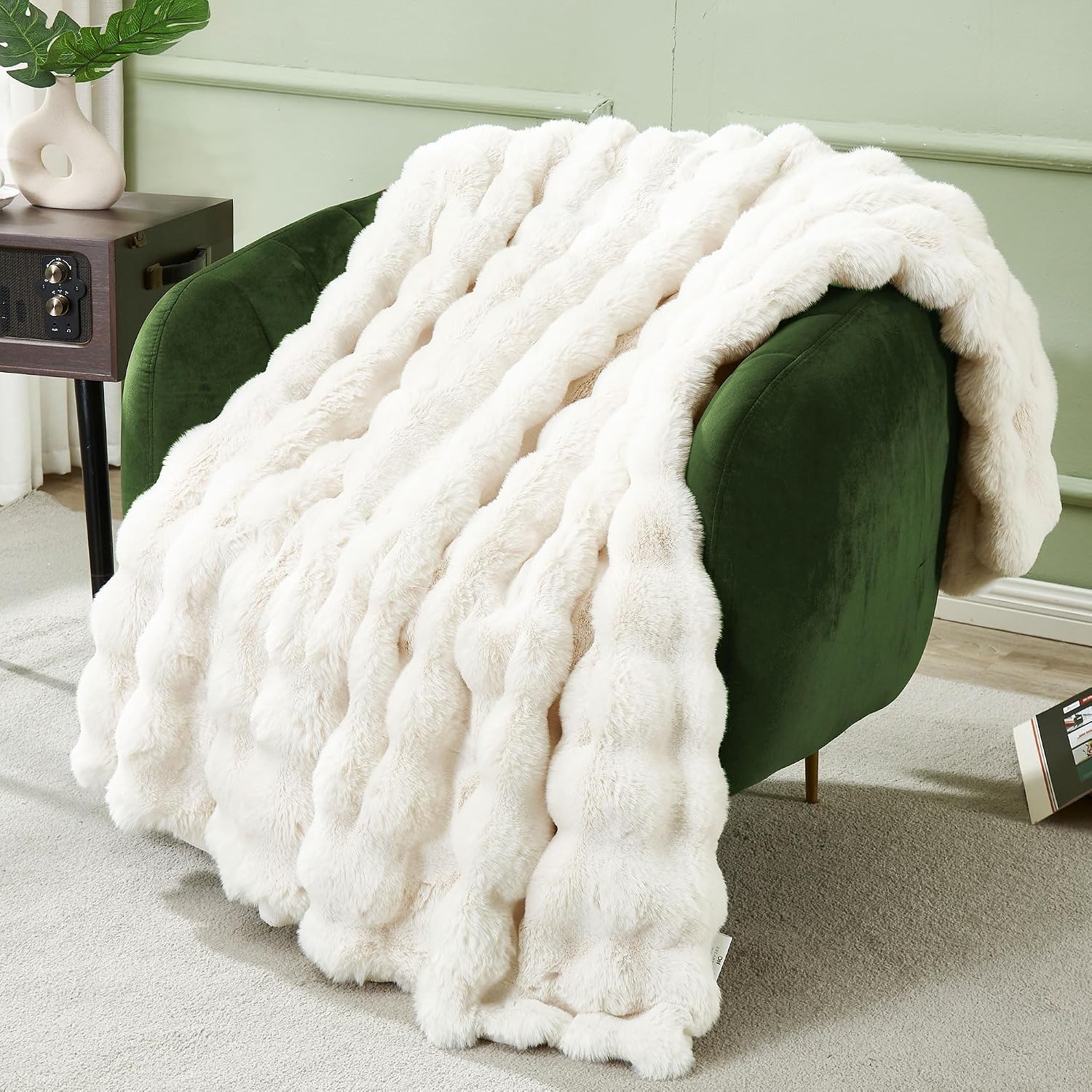 Faux rabbit fur bubble fleece blanket 50x60 inches, thickened and warm decorative blanket